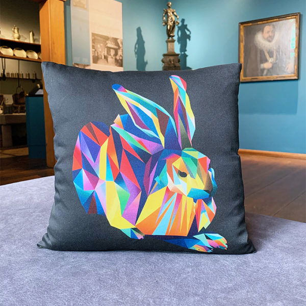 Kissen Hans Hase blau auf grau