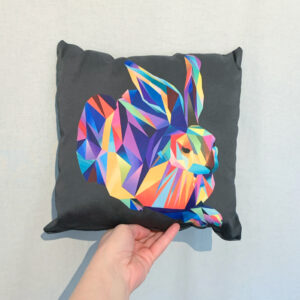 Kissen Hans Hase blau auf grau