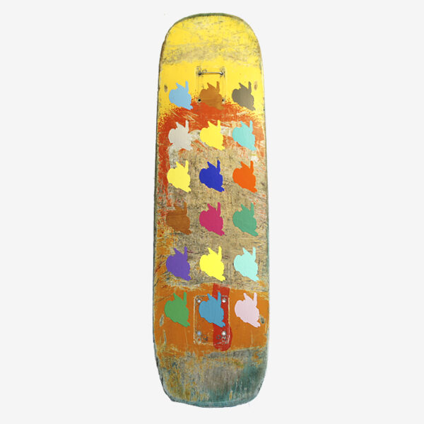 Skateboard Upcycling Wanddekoration - Wilde Hasen auf gelb