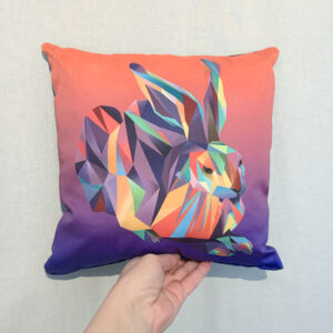 Kissen Hans Hase grau auf orange/lila